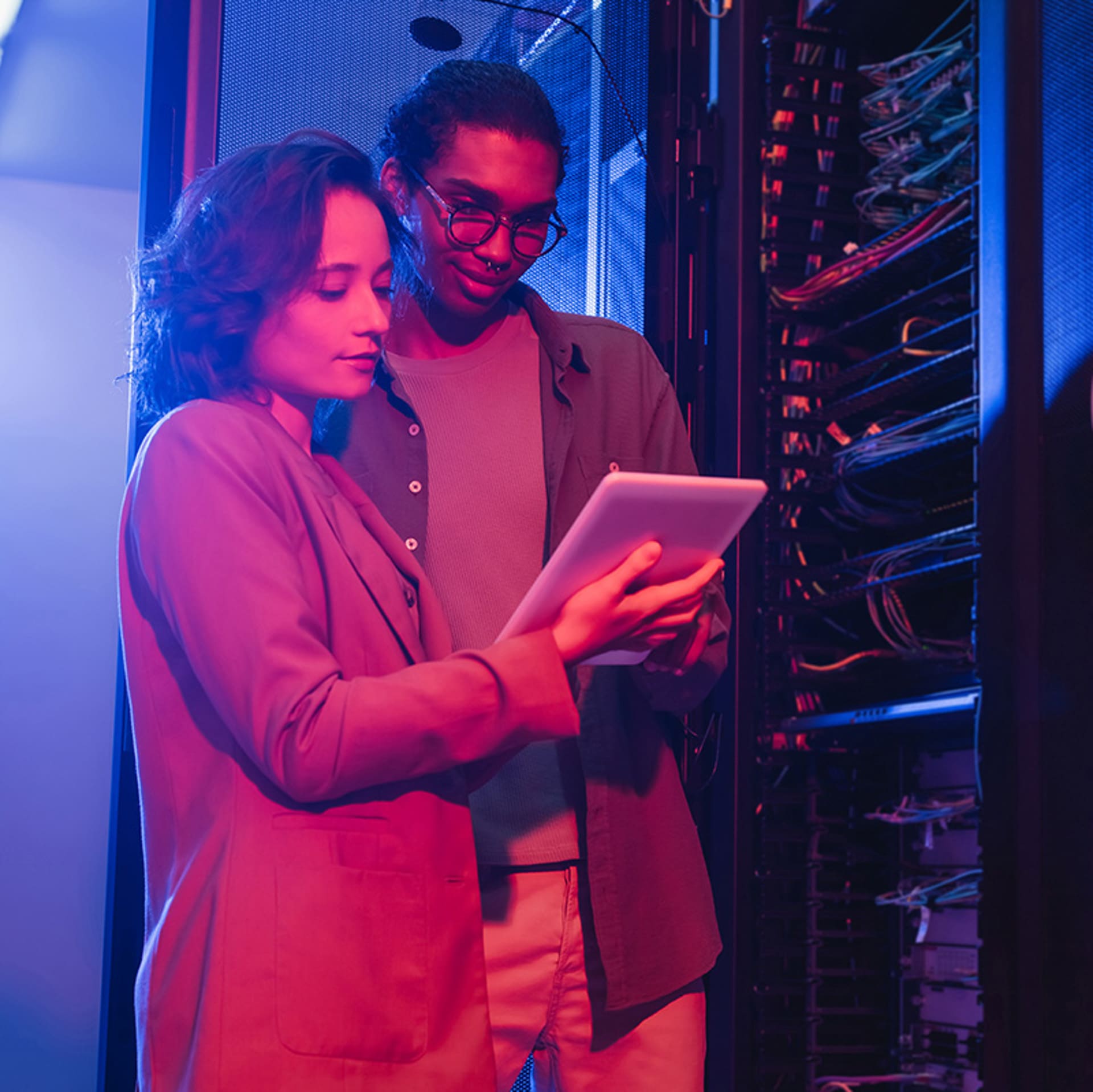 Menschen im Datacenter